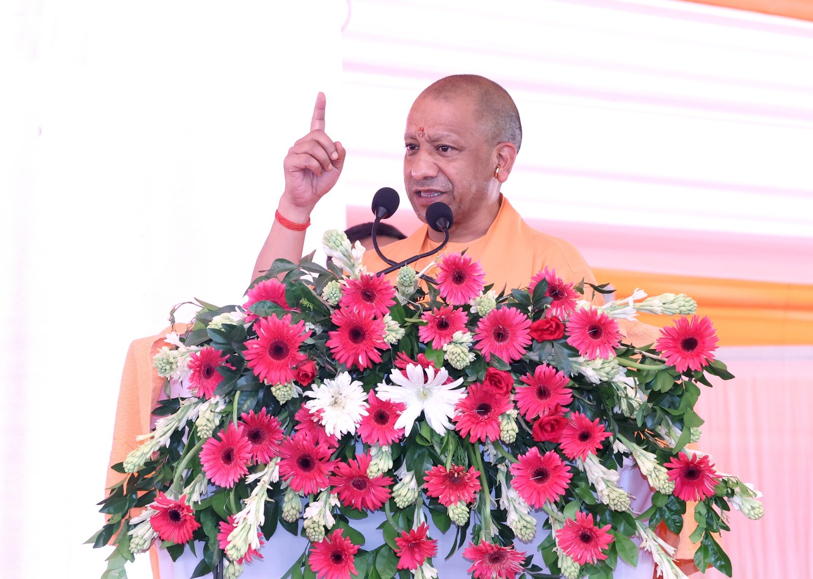 गोंडा दौरे पर मुख्यमंत्री योगी आदित्यनाथ ने 516 करोड़ रुपये की 262 विकास परियोजनाओं का लोकार्पण और शिलान्यास किया। उन्होंने कहा कि प्रदेश में अब दंगों, अराजकता और तुष्टिकरण की राजनीति के लिए कोई स्थान नहीं है। सीएम ने कानून व्यवस्था, राम मंदिर निर्माण, रोजगार, निवेश, प्राकृतिक खेती और जनकल्याणकारी योजनाओं का उल्लेख करते हुए कहा कि उत्तर प्रदेश आज विकास और सुशासन की नई पहचान बन चुका है। उन्होंने जनता से अच्छे जनप्रतिनिधियों को चुनने की अपील भी की।