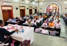 वाराणसी नगर निगम की सदन बैठक में शहर के भीतर संचालित मीट-मांस और मछली की दुकानों को शहर की सीमा से बाहर स्थानांतरित करने के प्रस्ताव को मंजूरी मिल गई। प्रथम चरण में रामनगर, सूजाबाद, गणेशपुर, अवलेशपुर और शिवपुर में नए बाजार विकसित किए जाएंगे। बैठक में स्वच्छता, अतिक्रमण, तालाब संरक्षण, जल निकासी, डोर-टू-डोर कूड़ा प्रबंधन, गृहकर विस्तार और शहर के विकास कार्यों में पारदर्शिता जैसे महत्वपूर्ण मुद्दों पर भी चर्चा हुई।