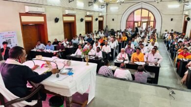 वाराणसी नगर निगम की सदन बैठक में शहर के भीतर संचालित मीट-मांस और मछली की दुकानों को शहर की सीमा से बाहर स्थानांतरित करने के प्रस्ताव को मंजूरी मिल गई। प्रथम चरण में रामनगर, सूजाबाद, गणेशपुर, अवलेशपुर और शिवपुर में नए बाजार विकसित किए जाएंगे। बैठक में स्वच्छता, अतिक्रमण, तालाब संरक्षण, जल निकासी, डोर-टू-डोर कूड़ा प्रबंधन, गृहकर विस्तार और शहर के विकास कार्यों में पारदर्शिता जैसे महत्वपूर्ण मुद्दों पर भी चर्चा हुई।