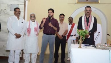 वाराणसी नगर निगम ने प्रधानमंत्री नरेंद्र मोदी के डिजिटल इंडिया अभियान को आगे बढ़ाते हुए एआई आधारित व्हाट्सएप चैटबॉट सेवा शुरू की है। अब 2.33 लाख भवन स्वामी घर बैठे गृहकर, जलकर और सीवर कर जमा कर सकेंगे। 86018 72601 पर ‘Hi’ भेजते ही टैक्स बिल मोबाइल पर उपलब्ध होगा और तत्काल भुगतान भी किया जा सकेगा। 15 जुलाई तक कर भुगतान पर 10 प्रतिशत तथा ऑनलाइन भुगतान पर अतिरिक्त 2 प्रतिशत छूट दी जा रही है।