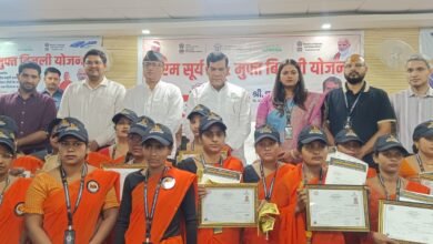 वाराणसी में सिटी एक्सेलेरेटर प्रोग्राम के तहत प्रशिक्षित 24 सोलर दीदियों को ऊर्जा मंत्री ए.के. शर्मा ने प्रमाण पत्र और जॉब लेटर प्रदान किए। ये महिलाएं पीएम सूर्यघर मुफ्त बिजली योजना के प्रचार-प्रसार, जनजागरूकता और पंजीकरण बढ़ाने का कार्य करेंगी। पहल महिलाओं के सशक्तिकरण, हरित ऊर्जा और आत्मनिर्भर भारत के लक्ष्य को मजबूती देगी।