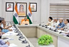 उत्तर प्रदेश सरकार ने वर्ष 2030 तक 2 गीगावाट से अधिक अतिरिक्त डेटा सेंटर क्षमता विकसित करने का महत्वाकांक्षी लक्ष्य तय किया है। मुख्यमंत्री योगी आदित्यनाथ ने नई डेटा सेंटर नीति को निवेशक-अनुकूल, एआई समर्थित और ग्रीन टेक्नोलॉजी आधारित बनाने के निर्देश दिए हैं। प्रदेश में वर्तमान में छह डेटा सेंटर पार्क संचालित हैं, जबकि 4.90 लाख करोड़ रुपये के संभावित निवेश प्रस्तावों पर विचार चल रहा है। इससे यूपी देश का प्रमुख डिजिटल और डेटा सेंटर हब बनने की दिशा में तेजी से आगे बढ़ रहा है।