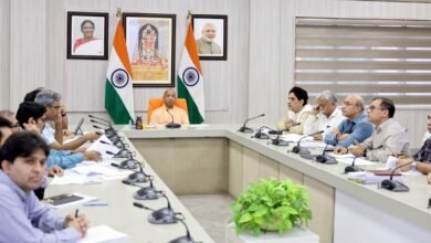 उत्तर प्रदेश सरकार ने वर्ष 2030 तक 2 गीगावाट से अधिक अतिरिक्त डेटा सेंटर क्षमता विकसित करने का महत्वाकांक्षी लक्ष्य तय किया है। मुख्यमंत्री योगी आदित्यनाथ ने नई डेटा सेंटर नीति को निवेशक-अनुकूल, एआई समर्थित और ग्रीन टेक्नोलॉजी आधारित बनाने के निर्देश दिए हैं। प्रदेश में वर्तमान में छह डेटा सेंटर पार्क संचालित हैं, जबकि 4.90 लाख करोड़ रुपये के संभावित निवेश प्रस्तावों पर विचार चल रहा है। इससे यूपी देश का प्रमुख डिजिटल और डेटा सेंटर हब बनने की दिशा में तेजी से आगे बढ़ रहा है।
