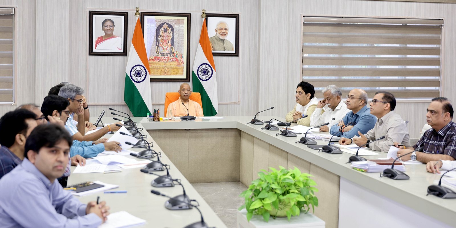 उत्तर प्रदेश सरकार ने वर्ष 2030 तक 2 गीगावाट से अधिक अतिरिक्त डेटा सेंटर क्षमता विकसित करने का महत्वाकांक्षी लक्ष्य तय किया है। मुख्यमंत्री योगी आदित्यनाथ ने नई डेटा सेंटर नीति को निवेशक-अनुकूल, एआई समर्थित और ग्रीन टेक्नोलॉजी आधारित बनाने के निर्देश दिए हैं। प्रदेश में वर्तमान में छह डेटा सेंटर पार्क संचालित हैं, जबकि 4.90 लाख करोड़ रुपये के संभावित निवेश प्रस्तावों पर विचार चल रहा है। इससे यूपी देश का प्रमुख डिजिटल और डेटा सेंटर हब बनने की दिशा में तेजी से आगे बढ़ रहा है।