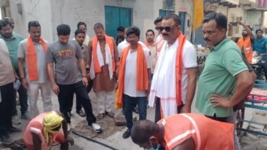 मानसून से पहले वाराणसी नगर निगम जल निकासी व्यवस्था को दुरुस्त करने में जुटा है। ट्रॉमा सेंटर से सनबीन स्कूल तक नाला सफाई कार्य की गुणवत्ता खराब मिलने पर नगर आयुक्त हिमांशु नागपाल ने संबंधित ठेकेदार पर ₹50 हजार का जुर्माना लगाया। महापौर अशोक कुमार तिवारी व नगर आयुक्त ने विभिन्न क्षेत्रों का निरीक्षण कर आवश्यक निर्देश दिए।