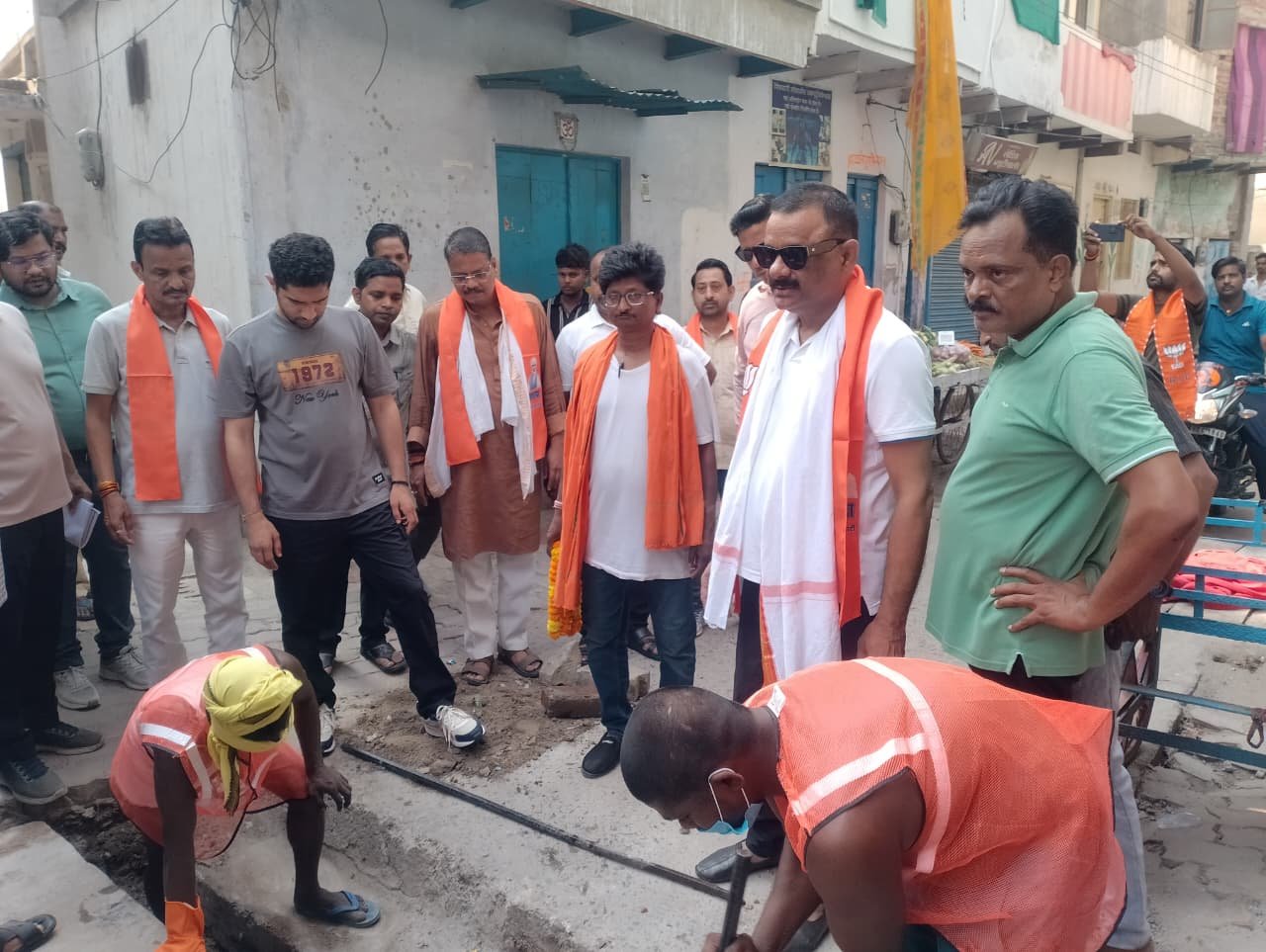 मानसून से पहले वाराणसी नगर निगम जल निकासी व्यवस्था को दुरुस्त करने में जुटा है। ट्रॉमा सेंटर से सनबीन स्कूल तक नाला सफाई कार्य की गुणवत्ता खराब मिलने पर नगर आयुक्त हिमांशु नागपाल ने संबंधित ठेकेदार पर ₹50 हजार का जुर्माना लगाया। महापौर अशोक कुमार तिवारी व नगर आयुक्त ने विभिन्न क्षेत्रों का निरीक्षण कर आवश्यक निर्देश दिए।