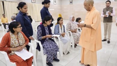 लखनऊ में आयोजित जनता दर्शन में मुख्यमंत्री योगी आदित्यनाथ ने प्रदेशभर से आए फरियादियों की समस्याएं सुनीं। आर्थिक तंगी से जूझ रही एक छात्रा को उच्च शिक्षा के लिए सहायता का भरोसा देते हुए अच्छे संस्थान में प्रवेश दिलाने का निर्देश दिया। वहीं अवैध कब्जे और पुलिस की अनसुनी से जुड़ी शिकायतों पर अधिकारियों को मॉनीटरिंग कर त्वरित न्याय सुनिश्चित करने के आदेश दिए।
