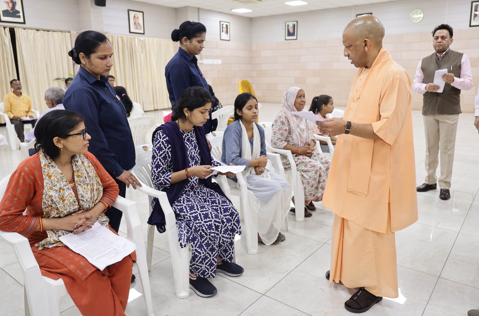 लखनऊ में आयोजित जनता दर्शन में मुख्यमंत्री योगी आदित्यनाथ ने प्रदेशभर से आए फरियादियों की समस्याएं सुनीं। आर्थिक तंगी से जूझ रही एक छात्रा को उच्च शिक्षा के लिए सहायता का भरोसा देते हुए अच्छे संस्थान में प्रवेश दिलाने का निर्देश दिया। वहीं अवैध कब्जे और पुलिस की अनसुनी से जुड़ी शिकायतों पर अधिकारियों को मॉनीटरिंग कर त्वरित न्याय सुनिश्चित करने के आदेश दिए।
