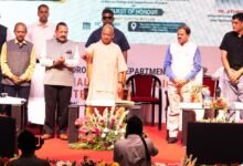 मुख्यमंत्री योगी आदित्यनाथ ने लखनऊ में क्षेत्रीय मौसम विज्ञान केंद्र का शुभारंभ करते हुए कहा कि प्रधानमंत्री नरेंद्र मोदी के नेतृत्व में मौसम पूर्वानुमान प्रणाली में हुए सुधारों का लाभ अब स्पष्ट रूप से दिखाई दे रहा है। उन्होंने कहा कि सटीक मौसम जानकारी किसानों की आय बढ़ाने, आकाशीय बिजली, बाढ़, अतिवृष्टि और ओलावृष्टि से होने वाली जनधन हानि रोकने में महत्वपूर्ण भूमिका निभा रही है। प्रदेश में ऑटोमेटिक वेदर स्टेशन, रेनगेज और डॉप्लर रडार स्थापित कर मौसम निगरानी को और मजबूत किया जा रहा है।