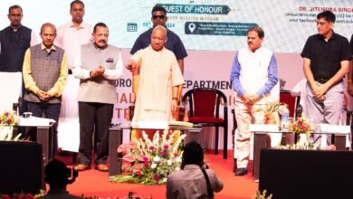 मुख्यमंत्री योगी आदित्यनाथ ने लखनऊ में क्षेत्रीय मौसम विज्ञान केंद्र का शुभारंभ करते हुए कहा कि प्रधानमंत्री नरेंद्र मोदी के नेतृत्व में मौसम पूर्वानुमान प्रणाली में हुए सुधारों का लाभ अब स्पष्ट रूप से दिखाई दे रहा है। उन्होंने कहा कि सटीक मौसम जानकारी किसानों की आय बढ़ाने, आकाशीय बिजली, बाढ़, अतिवृष्टि और ओलावृष्टि से होने वाली जनधन हानि रोकने में महत्वपूर्ण भूमिका निभा रही है। प्रदेश में ऑटोमेटिक वेदर स्टेशन, रेनगेज और डॉप्लर रडार स्थापित कर मौसम निगरानी को और मजबूत किया जा रहा है।