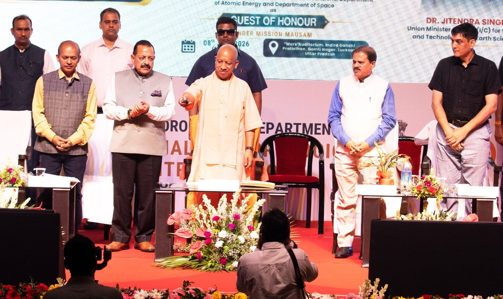 मुख्यमंत्री योगी आदित्यनाथ ने लखनऊ में क्षेत्रीय मौसम विज्ञान केंद्र का शुभारंभ करते हुए कहा कि प्रधानमंत्री नरेंद्र मोदी के नेतृत्व में मौसम पूर्वानुमान प्रणाली में हुए सुधारों का लाभ अब स्पष्ट रूप से दिखाई दे रहा है। उन्होंने कहा कि सटीक मौसम जानकारी किसानों की आय बढ़ाने, आकाशीय बिजली, बाढ़, अतिवृष्टि और ओलावृष्टि से होने वाली जनधन हानि रोकने में महत्वपूर्ण भूमिका निभा रही है। प्रदेश में ऑटोमेटिक वेदर स्टेशन, रेनगेज और डॉप्लर रडार स्थापित कर मौसम निगरानी को और मजबूत किया जा रहा है।