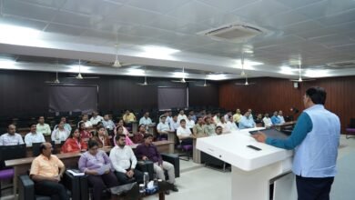 लखनऊ स्थित उत्तर प्रदेश स्टेट इंस्टीट्यूट ऑफ फॉरेंसिक साइंस में 48 PCS प्रशिक्षु अधिकारियों ने साइबर सुरक्षा, फॉरेंसिक विज्ञान, डीएनए लैब और ड्रोन तकनीक की जानकारी प्राप्त की। संस्थापक निदेशक डॉ. जी.के. गोस्वामी ने साक्ष्यों की महत्ता और बदलते साइबर अपराधों पर प्रकाश डालते हुए अधिकारियों को तकनीकी रूप से दक्ष बनने का संदेश दिया।