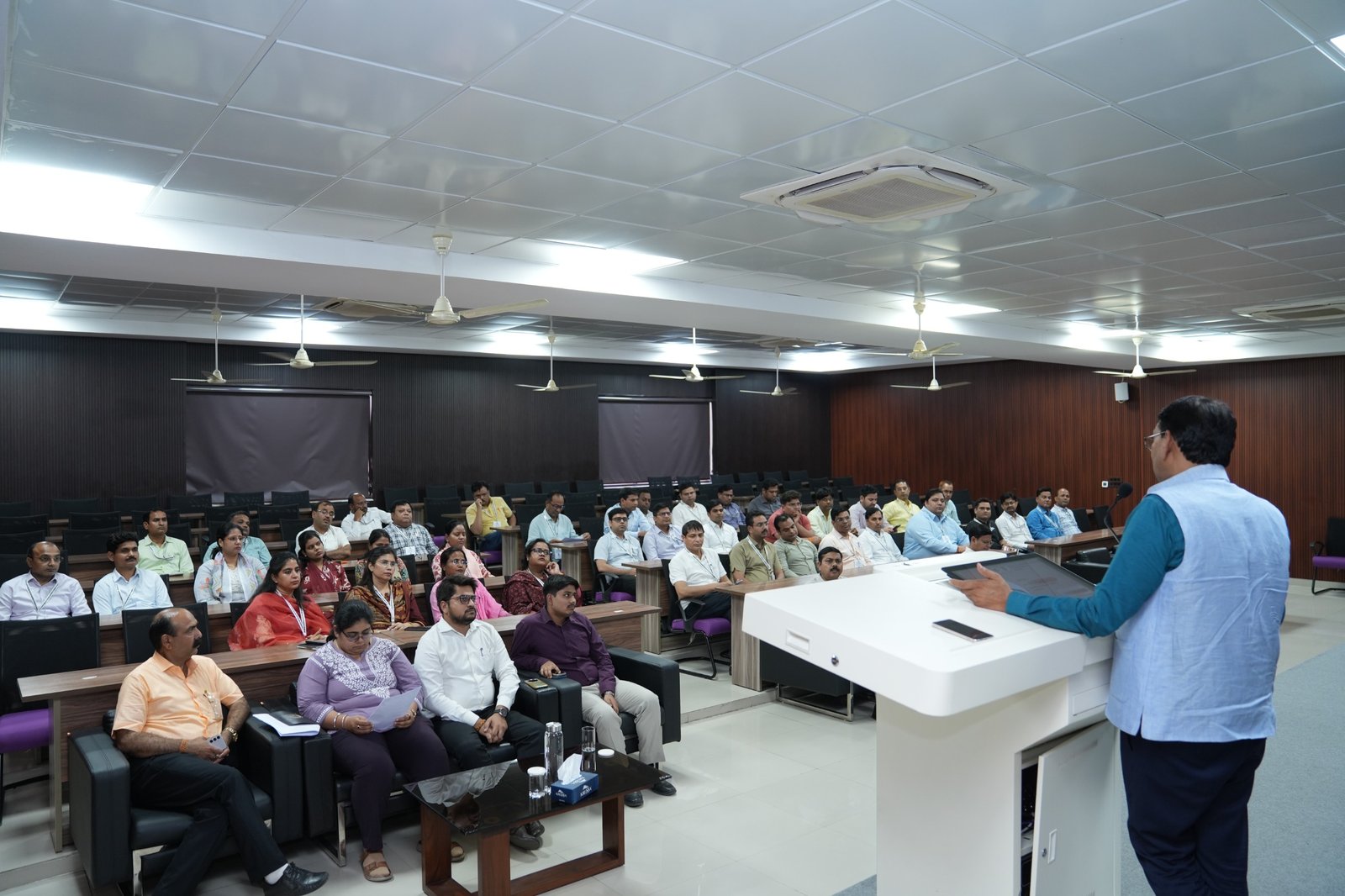 लखनऊ स्थित उत्तर प्रदेश स्टेट इंस्टीट्यूट ऑफ फॉरेंसिक साइंस में 48 PCS प्रशिक्षु अधिकारियों ने साइबर सुरक्षा, फॉरेंसिक विज्ञान, डीएनए लैब और ड्रोन तकनीक की जानकारी प्राप्त की। संस्थापक निदेशक डॉ. जी.के. गोस्वामी ने साक्ष्यों की महत्ता और बदलते साइबर अपराधों पर प्रकाश डालते हुए अधिकारियों को तकनीकी रूप से दक्ष बनने का संदेश दिया।