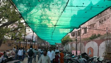 वाराणसी में बढ़ती गर्मी और लू के प्रकोप को देखते हुए नगर निगम ने श्रद्धालुओं और आम नागरिकों को राहत देने के लिए विशेष व्यवस्था की है। दशाश्वमेध घाट से काशी विश्वनाथ गली तक 75 मीटर लंबा ग्रीन शेड लगाया गया है, जिससे बाबा विश्वनाथ के दर्शन को आने वाले भक्तों को धूप से बचाव मिलेगा। साथ ही शहर के प्रमुख चौराहों पर भी ग्रीन नेट लगाए जा रहे हैं। नगर निगम ने 17 स्थानों पर वाटर कूलर और 22 स्थानों पर प्याऊ की भी व्यवस्था की है।