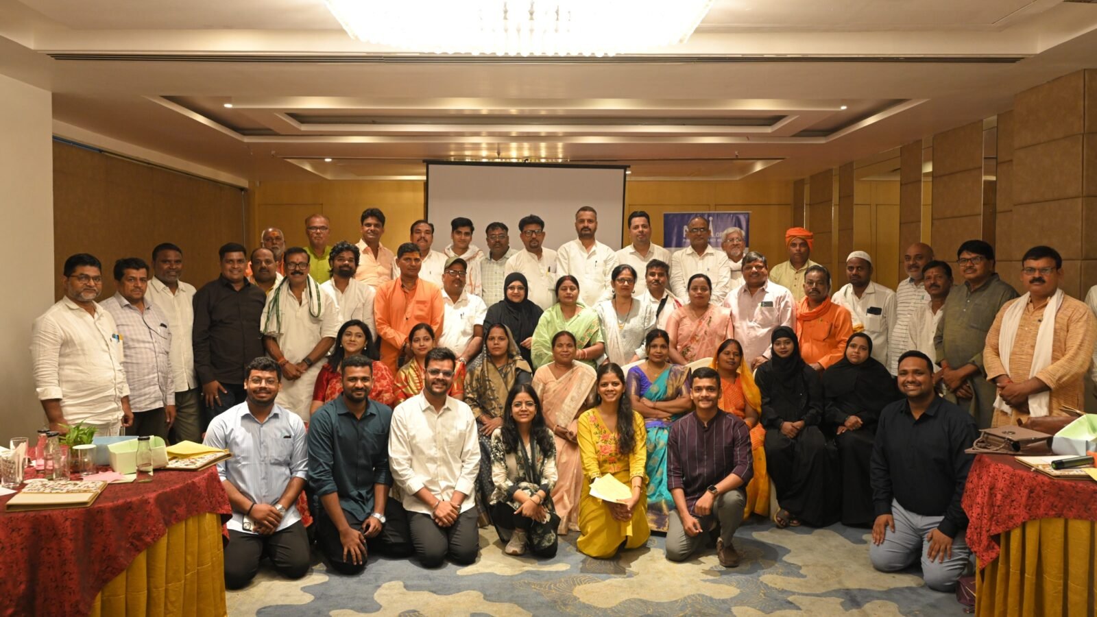 प्रजा फाउंडेशन द्वारा वाराणसी में आयोजित ठोस अपशिष्ट प्रबंधन कार्यशाला में पार्षदों को कचरा पृथकीकरण और नए नियमों की जानकारी दी गई। विशेषज्ञों ने घरों में चार रंग के डस्टबिन के उपयोग, बल्क वेस्ट जनरेटर की पहचान तथा 1 अप्रैल 2026 से लागू होने वाले नियमों के पालन पर जोर दिया, जिससे शहर को स्वच्छ और कूड़ा मुक्त बनाया जा सके।