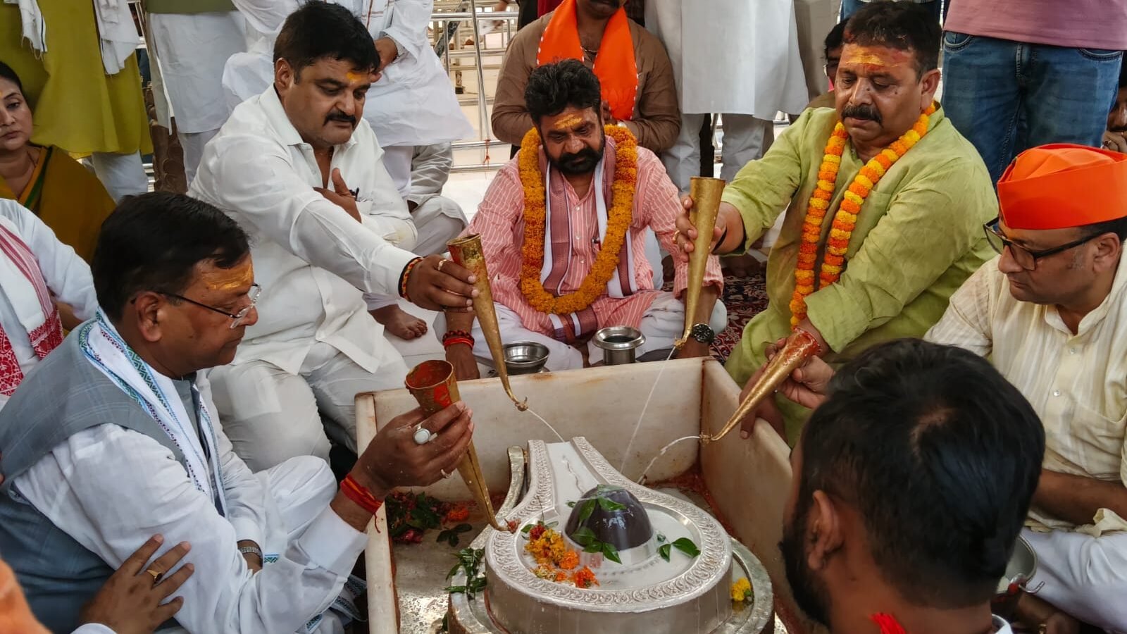 प्रधानमंत्री नरेंद्र मोदी के लगातार 4399 दिन तक निर्वाचित प्रधानमंत्री रहने के ऐतिहासिक अवसर पर वाराणसी में भाजपा द्वारा सेवा, स्वच्छता, सम्मान और आध्यात्मिक कार्यक्रमों का आयोजन किया गया। प्रदेश अध्यक्ष पंकज चौधरी ने काशी अनाथालय में बच्चों को फल एवं वस्त्र वितरित किए तथा श्री काशी विश्वनाथ मंदिर में दर्शन-पूजन किया। वहीं आयुष मंत्री डॉ. दयाशंकर मिश्र 'दयालु' ने अस्पतालों में फल वितरण, टीबी मरीजों को पोषण पोटली वितरण और मंदिरों में स्वच्छता अभियान चलाकर जनसेवा का संदेश दिया।
