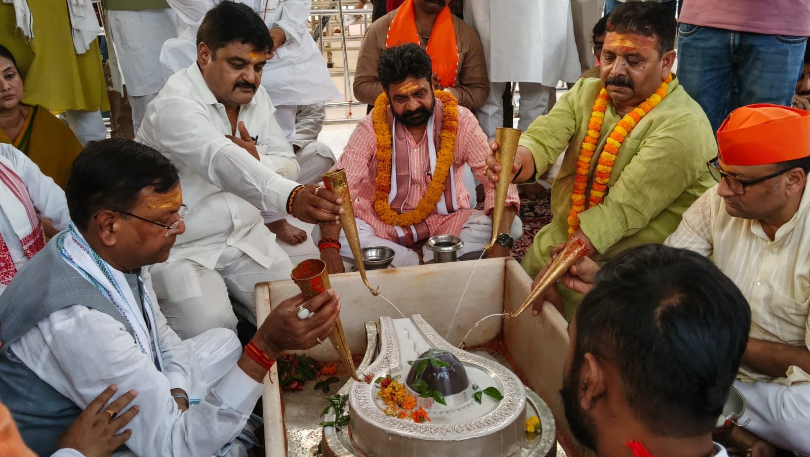 प्रधानमंत्री नरेंद्र मोदी के लगातार 4399 दिन तक निर्वाचित प्रधानमंत्री रहने के ऐतिहासिक अवसर पर वाराणसी में भाजपा द्वारा सेवा, स्वच्छता, सम्मान और आध्यात्मिक कार्यक्रमों का आयोजन किया गया। प्रदेश अध्यक्ष पंकज चौधरी ने काशी अनाथालय में बच्चों को फल एवं वस्त्र वितरित किए तथा श्री काशी विश्वनाथ मंदिर में दर्शन-पूजन किया। वहीं आयुष मंत्री डॉ. दयाशंकर मिश्र 'दयालु' ने अस्पतालों में फल वितरण, टीबी मरीजों को पोषण पोटली वितरण और मंदिरों में स्वच्छता अभियान चलाकर जनसेवा का संदेश दिया।