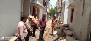 वाराणसी नगर निगम क्षेत्र में विकास कार्यों की समीक्षा के दौरान नगर आयुक्त हिमांशु नागपाल ने डिठोरी महल क्षेत्र में बंद पड़े इंटरलॉकिंग, सीवर और पेयजल कार्यों पर नाराजगी जताई। उन्होंने संबंधित अधिकारियों को कार्य तत्काल शुरू कर समयबद्ध रूप से पूरा कराने के निर्देश दिए। साथ ही सीवर कनेक्शन, इंटरलॉकिंग गुणवत्ता और मिनी ट्यूबवेल संचालन में सुधार के आदेश दिए।
