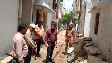वाराणसी नगर निगम क्षेत्र में विकास कार्यों की समीक्षा के दौरान नगर आयुक्त हिमांशु नागपाल ने डिठोरी महल क्षेत्र में बंद पड़े इंटरलॉकिंग, सीवर और पेयजल कार्यों पर नाराजगी जताई। उन्होंने संबंधित अधिकारियों को कार्य तत्काल शुरू कर समयबद्ध रूप से पूरा कराने के निर्देश दिए। साथ ही सीवर कनेक्शन, इंटरलॉकिंग गुणवत्ता और मिनी ट्यूबवेल संचालन में सुधार के आदेश दिए।