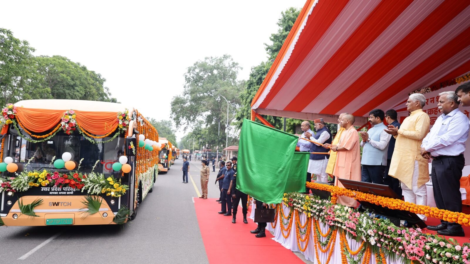 उत्तर प्रदेश में ग्रीन मोबिलिटी को बढ़ावा देते हुए मुख्यमंत्री योगी आदित्यनाथ ने नोएडा, ग्रेटर नोएडा और यीडा क्षेत्र के लिए 45 इलेक्ट्रिक तथा 3 हाइड्रोजन बसों को फ्लैग ऑफ किया। 15 जून से शुरू होने जा रहे नोएडा इंटरनेशनल एयरपोर्ट तक यात्रियों को पर्यावरण अनुकूल परिवहन सुविधा मिलेगी। मुख्यमंत्री ने कहा कि आने वाले समय में प्रदेश के हर शहर और गांव को पेट्रोल-डीजल मुक्त इलेक्ट्रिक परिवहन सेवा से जोड़ा जाएगा। यह कदम नेट जीरो लक्ष्य की दिशा में महत्वपूर्ण माना जा रहा है।