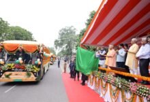 उत्तर प्रदेश में ग्रीन मोबिलिटी को बढ़ावा देते हुए मुख्यमंत्री योगी आदित्यनाथ ने नोएडा, ग्रेटर नोएडा और यीडा क्षेत्र के लिए 45 इलेक्ट्रिक तथा 3 हाइड्रोजन बसों को फ्लैग ऑफ किया। 15 जून से शुरू होने जा रहे नोएडा इंटरनेशनल एयरपोर्ट तक यात्रियों को पर्यावरण अनुकूल परिवहन सुविधा मिलेगी। मुख्यमंत्री ने कहा कि आने वाले समय में प्रदेश के हर शहर और गांव को पेट्रोल-डीजल मुक्त इलेक्ट्रिक परिवहन सेवा से जोड़ा जाएगा। यह कदम नेट जीरो लक्ष्य की दिशा में महत्वपूर्ण माना जा रहा है।