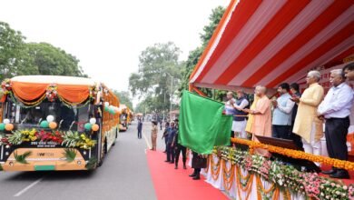 उत्तर प्रदेश में ग्रीन मोबिलिटी को बढ़ावा देते हुए मुख्यमंत्री योगी आदित्यनाथ ने नोएडा, ग्रेटर नोएडा और यीडा क्षेत्र के लिए 45 इलेक्ट्रिक तथा 3 हाइड्रोजन बसों को फ्लैग ऑफ किया। 15 जून से शुरू होने जा रहे नोएडा इंटरनेशनल एयरपोर्ट तक यात्रियों को पर्यावरण अनुकूल परिवहन सुविधा मिलेगी। मुख्यमंत्री ने कहा कि आने वाले समय में प्रदेश के हर शहर और गांव को पेट्रोल-डीजल मुक्त इलेक्ट्रिक परिवहन सेवा से जोड़ा जाएगा। यह कदम नेट जीरो लक्ष्य की दिशा में महत्वपूर्ण माना जा रहा है।