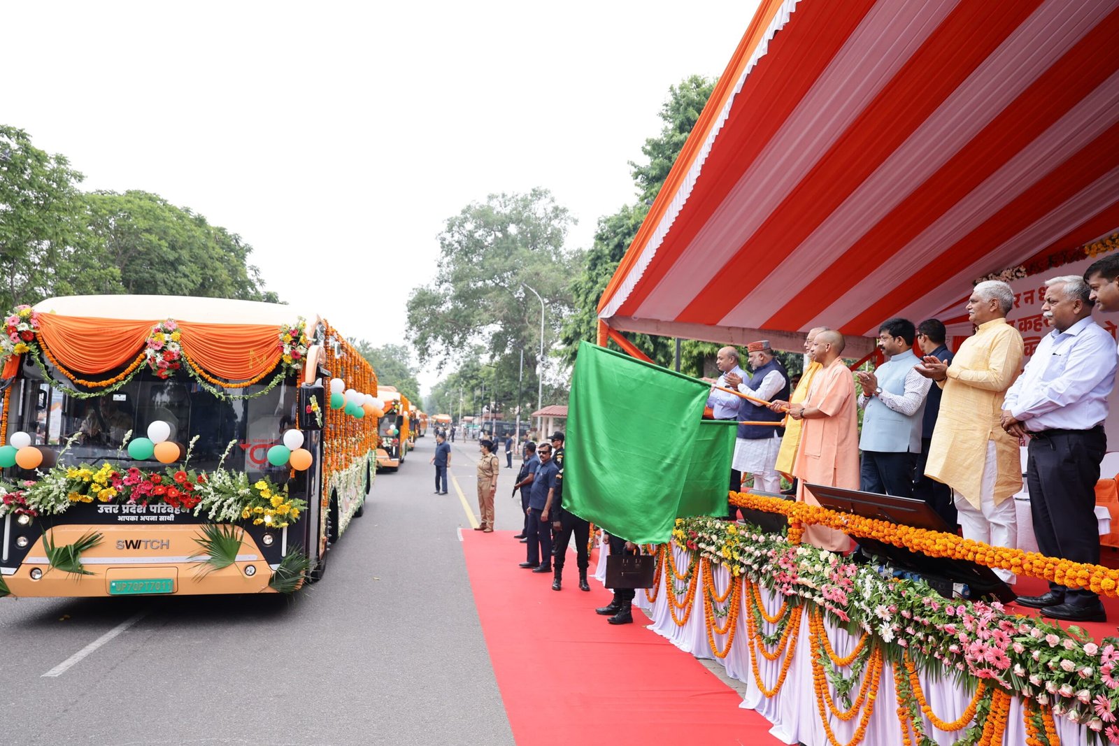 उत्तर प्रदेश में ग्रीन मोबिलिटी को बढ़ावा देते हुए मुख्यमंत्री योगी आदित्यनाथ ने नोएडा, ग्रेटर नोएडा और यीडा क्षेत्र के लिए 45 इलेक्ट्रिक तथा 3 हाइड्रोजन बसों को फ्लैग ऑफ किया। 15 जून से शुरू होने जा रहे नोएडा इंटरनेशनल एयरपोर्ट तक यात्रियों को पर्यावरण अनुकूल परिवहन सुविधा मिलेगी। मुख्यमंत्री ने कहा कि आने वाले समय में प्रदेश के हर शहर और गांव को पेट्रोल-डीजल मुक्त इलेक्ट्रिक परिवहन सेवा से जोड़ा जाएगा। यह कदम नेट जीरो लक्ष्य की दिशा में महत्वपूर्ण माना जा रहा है।