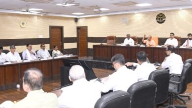दो दिवसीय वाराणसी दौरे पर पहुंचे मुख्यमंत्री योगी आदित्यनाथ ने लोक निर्माण विभाग की 7,175 करोड़ रुपये की परियोजनाओं की समीक्षा करते हुए निर्माण कार्यों को गुणवत्ता के साथ समयबद्ध तरीके से पूरा करने के निर्देश दिए। उन्होंने बरसात से पहले महत्वपूर्ण परियोजनाएं पूर्ण कराने पर जोर दिया। साथ ही केंद्र सरकार के 12 वर्ष पूर्ण होने पर आयोजित प्रदर्शनी का उद्घाटन किया और विभिन्न योजनाओं के लाभार्थियों को चेक, प्रमाण पत्र, सिलाई मशीन एवं अन्य सहायता सामग्री वितरित की।