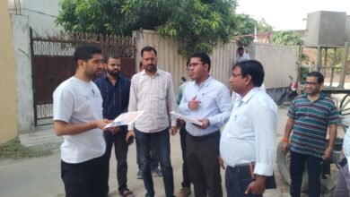 वाराणसी के चितईपुर स्थित इंदिरा नगर कॉलोनी के निवासियों को जल्द ही 24×7 शुद्ध पेयजल आपूर्ति की सुविधा मिलने जा रही है। नगर निगम के पायलट प्रोजेक्ट के तहत 2200 किलोलीटर क्षमता के ओवरहेड टैंक का निर्माण कार्य 52 प्रतिशत पूरा हो चुका है। नगर आयुक्त हिमांशु नागपाल ने निरीक्षण कर कार्य में तेजी लाने और गुणवत्ता बनाए रखने के निर्देश दिए। साथ ही सीवर लाइन एवं नाला सफाई कार्यों की भी समीक्षा कर समयबद्ध पूर्णता सुनिश्चित करने को कहा।