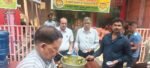 वाराणसी के चौक क्षेत्र स्थित संकल्प अन्न क्षेत्र में संकल्प संस्था द्वारा खिचड़ी प्रसाद वितरण एवं शीतल जल सेवा का आयोजन किया गया। भीषण गर्मी के बीच बड़ी संख्या में श्रद्धालुओं, श्रमिकों और राहगीरों ने सेवा का लाभ लिया। संस्था के पदाधिकारियों ने सेवा, संवेदना और मानवता को समाज की सबसे बड़ी शक्ति बताते हुए जनसेवा के संकल्प को दोहराया।