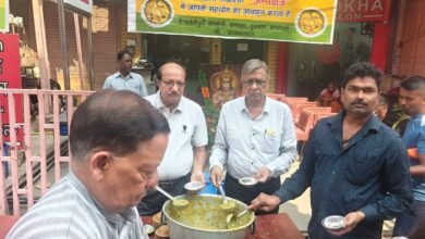 वाराणसी के चौक क्षेत्र स्थित संकल्प अन्न क्षेत्र में संकल्प संस्था द्वारा खिचड़ी प्रसाद वितरण एवं शीतल जल सेवा का आयोजन किया गया। भीषण गर्मी के बीच बड़ी संख्या में श्रद्धालुओं, श्रमिकों और राहगीरों ने सेवा का लाभ लिया। संस्था के पदाधिकारियों ने सेवा, संवेदना और मानवता को समाज की सबसे बड़ी शक्ति बताते हुए जनसेवा के संकल्प को दोहराया।