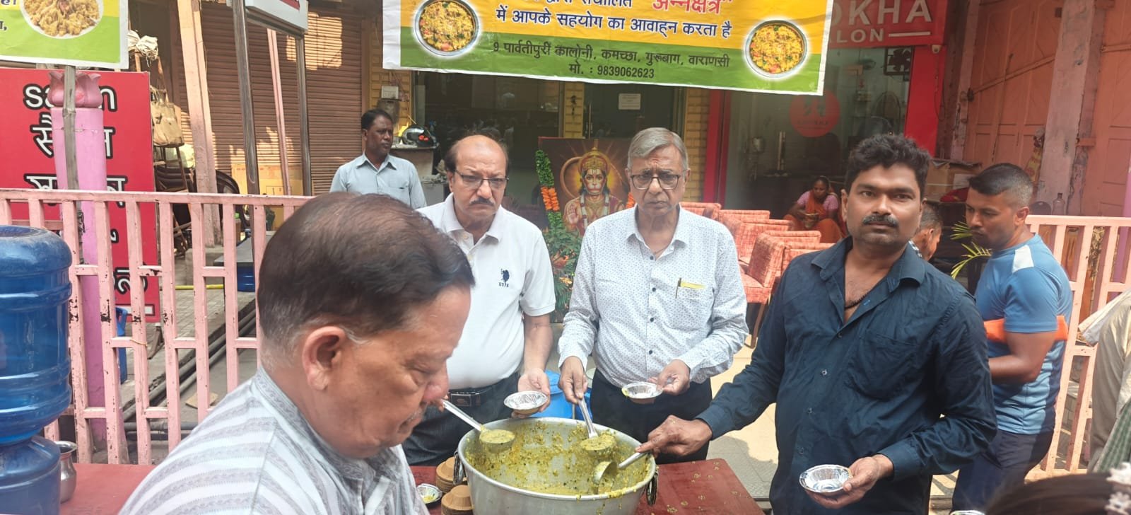 वाराणसी के चौक क्षेत्र स्थित संकल्प अन्न क्षेत्र में संकल्प संस्था द्वारा खिचड़ी प्रसाद वितरण एवं शीतल जल सेवा का आयोजन किया गया। भीषण गर्मी के बीच बड़ी संख्या में श्रद्धालुओं, श्रमिकों और राहगीरों ने सेवा का लाभ लिया। संस्था के पदाधिकारियों ने सेवा, संवेदना और मानवता को समाज की सबसे बड़ी शक्ति बताते हुए जनसेवा के संकल्प को दोहराया।