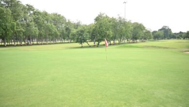 वाराणसी स्थित बनारस रेल इंजन कारखाना (बरेका) पहली बार प्रतिष्ठित DP World PGTI NexGen Golf Tournament-2026 की मेजबानी करने जा रहा है। 16 से 18 जून तक आयोजित होने वाली इस राष्ट्रीय स्तर की प्रतियोगिता में देशभर के उभरते पेशेवर गोल्फ खिलाड़ी भाग लेंगे। आयोजन से बरेका गोल्फ कोर्स को राष्ट्रीय पहचान मिलेगी और वाराणसी पूर्वी भारत में गोल्फ के महत्वपूर्ण केंद्र के रूप में उभरेगा। यह प्रतियोगिता युवाओं को खेलों के प्रति प्रेरित करने में भी अहम भूमिका निभाएगी।