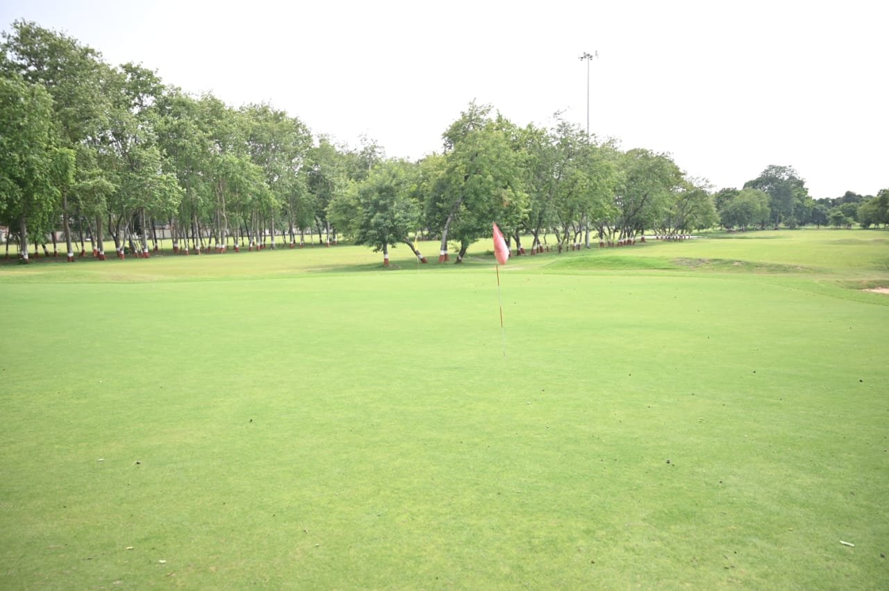 वाराणसी स्थित बनारस रेल इंजन कारखाना (बरेका) पहली बार प्रतिष्ठित DP World PGTI NexGen Golf Tournament-2026 की मेजबानी करने जा रहा है। 16 से 18 जून तक आयोजित होने वाली इस राष्ट्रीय स्तर की प्रतियोगिता में देशभर के उभरते पेशेवर गोल्फ खिलाड़ी भाग लेंगे। आयोजन से बरेका गोल्फ कोर्स को राष्ट्रीय पहचान मिलेगी और वाराणसी पूर्वी भारत में गोल्फ के महत्वपूर्ण केंद्र के रूप में उभरेगा। यह प्रतियोगिता युवाओं को खेलों के प्रति प्रेरित करने में भी अहम भूमिका निभाएगी।