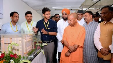 मुख्यमंत्री योगी आदित्यनाथ ने शनिवार को बीएचयू के चिकित्सा विज्ञान संस्थान परिसर में निर्माणाधीन 200 बेड के अत्याधुनिक नेशनल सेंटर फॉर एजिंग का निरीक्षण किया। करीब 150 करोड़ रुपये की लागत से बन रहा यह केंद्र उत्तर भारत का प्रमुख वृद्ध चिकित्सा संस्थान होगा। यहां बुजुर्गों के लिए जेरिएट्रिक ओपीडी, मेमोरी क्लीनिक, आईसीयू, मॉड्यूलर ऑपरेशन थिएटर, पुनर्वास सेवाएं और शोध सुविधाएं उपलब्ध होंगी। मुख्यमंत्री ने निर्माण कार्य को निर्धारित समय सीमा में उच्च गुणवत्ता के साथ पूरा करने के निर्देश दिए।