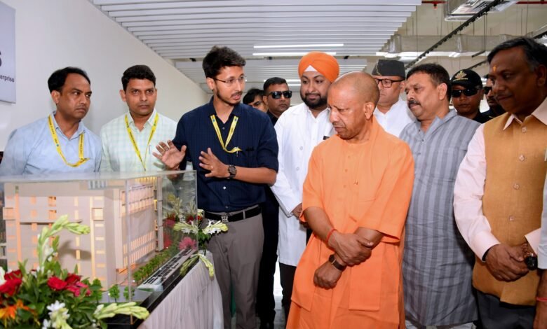 मुख्यमंत्री योगी आदित्यनाथ ने शनिवार को बीएचयू के चिकित्सा विज्ञान संस्थान परिसर में निर्माणाधीन 200 बेड के अत्याधुनिक नेशनल सेंटर फॉर एजिंग का निरीक्षण किया। करीब 150 करोड़ रुपये की लागत से बन रहा यह केंद्र उत्तर भारत का प्रमुख वृद्ध चिकित्सा संस्थान होगा। यहां बुजुर्गों के लिए जेरिएट्रिक ओपीडी, मेमोरी क्लीनिक, आईसीयू, मॉड्यूलर ऑपरेशन थिएटर, पुनर्वास सेवाएं और शोध सुविधाएं उपलब्ध होंगी। मुख्यमंत्री ने निर्माण कार्य को निर्धारित समय सीमा में उच्च गुणवत्ता के साथ पूरा करने के निर्देश दिए।