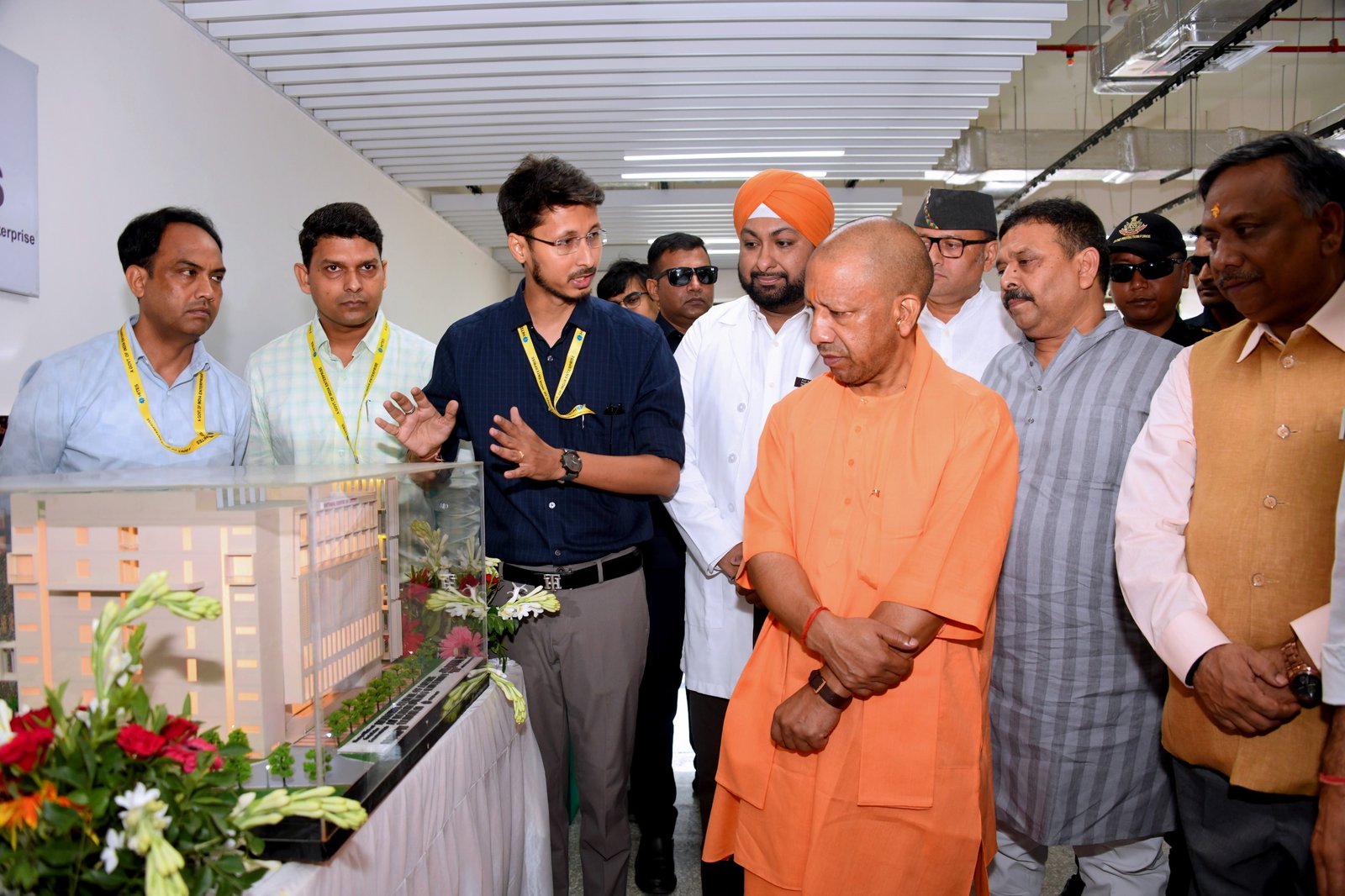 मुख्यमंत्री योगी आदित्यनाथ ने शनिवार को बीएचयू के चिकित्सा विज्ञान संस्थान परिसर में निर्माणाधीन 200 बेड के अत्याधुनिक नेशनल सेंटर फॉर एजिंग का निरीक्षण किया। करीब 150 करोड़ रुपये की लागत से बन रहा यह केंद्र उत्तर भारत का प्रमुख वृद्ध चिकित्सा संस्थान होगा। यहां बुजुर्गों के लिए जेरिएट्रिक ओपीडी, मेमोरी क्लीनिक, आईसीयू, मॉड्यूलर ऑपरेशन थिएटर, पुनर्वास सेवाएं और शोध सुविधाएं उपलब्ध होंगी। मुख्यमंत्री ने निर्माण कार्य को निर्धारित समय सीमा में उच्च गुणवत्ता के साथ पूरा करने के निर्देश दिए।