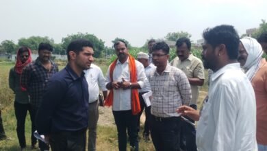 वाराणसी में दीनापुर जोन पेयजल आपूर्ति योजना की प्रगति का निरीक्षण करते हुए नगर आयुक्त हिमांशु नागपाल ने कार्य की धीमी गति पर नाराजगी जताई। 58 प्रतिशत कार्य पूर्ण होने पर उन्होंने श्रमिकों और संसाधनों की संख्या बढ़ाने के निर्देश दिए। योजना पूरी होने पर दीनापुर, सारनाथ समेत छह क्षेत्रों के 20 हजार से अधिक घरों को शुद्ध पेयजल मिलेगा।