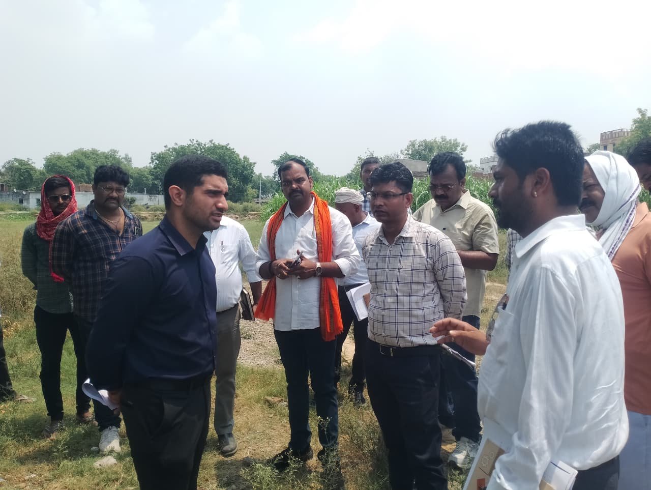 वाराणसी में दीनापुर जोन पेयजल आपूर्ति योजना की प्रगति का निरीक्षण करते हुए नगर आयुक्त हिमांशु नागपाल ने कार्य की धीमी गति पर नाराजगी जताई। 58 प्रतिशत कार्य पूर्ण होने पर उन्होंने श्रमिकों और संसाधनों की संख्या बढ़ाने के निर्देश दिए। योजना पूरी होने पर दीनापुर, सारनाथ समेत छह क्षेत्रों के 20 हजार से अधिक घरों को शुद्ध पेयजल मिलेगा।