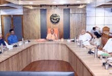 गोरखपुर में लोक निर्माण विभाग की समीक्षा बैठक में मुख्यमंत्री योगी आदित्यनाथ ने सड़क एवं सेतु परियोजनाओं को युद्धस्तर पर पूरा करने के निर्देश दिए। उन्होंने जून के अंत तक सभी स्वीकृतियां लेकर कार्यों का शिलान्यास कराने, जनप्रतिनिधियों के प्रस्तावों को प्राथमिकता देने और निर्माण कार्यों की नियमित मॉनिटरिंग सुनिश्चित करने को कहा। मुख्यमंत्री ने श्रमिकों की सुरक्षा, गुणवत्ता मानकों के पालन तथा देवरिया के मोहन सेतु निर्माण में तेजी लाने पर भी विशेष जोर दिया।
