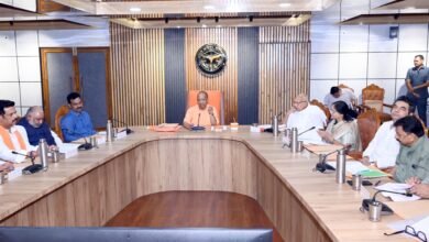 गोरखपुर में लोक निर्माण विभाग की समीक्षा बैठक में मुख्यमंत्री योगी आदित्यनाथ ने सड़क एवं सेतु परियोजनाओं को युद्धस्तर पर पूरा करने के निर्देश दिए। उन्होंने जून के अंत तक सभी स्वीकृतियां लेकर कार्यों का शिलान्यास कराने, जनप्रतिनिधियों के प्रस्तावों को प्राथमिकता देने और निर्माण कार्यों की नियमित मॉनिटरिंग सुनिश्चित करने को कहा। मुख्यमंत्री ने श्रमिकों की सुरक्षा, गुणवत्ता मानकों के पालन तथा देवरिया के मोहन सेतु निर्माण में तेजी लाने पर भी विशेष जोर दिया।