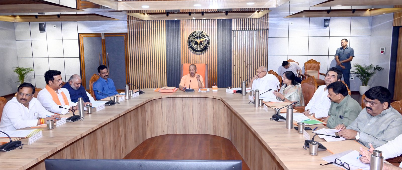 गोरखपुर में लोक निर्माण विभाग की समीक्षा बैठक में मुख्यमंत्री योगी आदित्यनाथ ने सड़क एवं सेतु परियोजनाओं को युद्धस्तर पर पूरा करने के निर्देश दिए। उन्होंने जून के अंत तक सभी स्वीकृतियां लेकर कार्यों का शिलान्यास कराने, जनप्रतिनिधियों के प्रस्तावों को प्राथमिकता देने और निर्माण कार्यों की नियमित मॉनिटरिंग सुनिश्चित करने को कहा। मुख्यमंत्री ने श्रमिकों की सुरक्षा, गुणवत्ता मानकों के पालन तथा देवरिया के मोहन सेतु निर्माण में तेजी लाने पर भी विशेष जोर दिया।