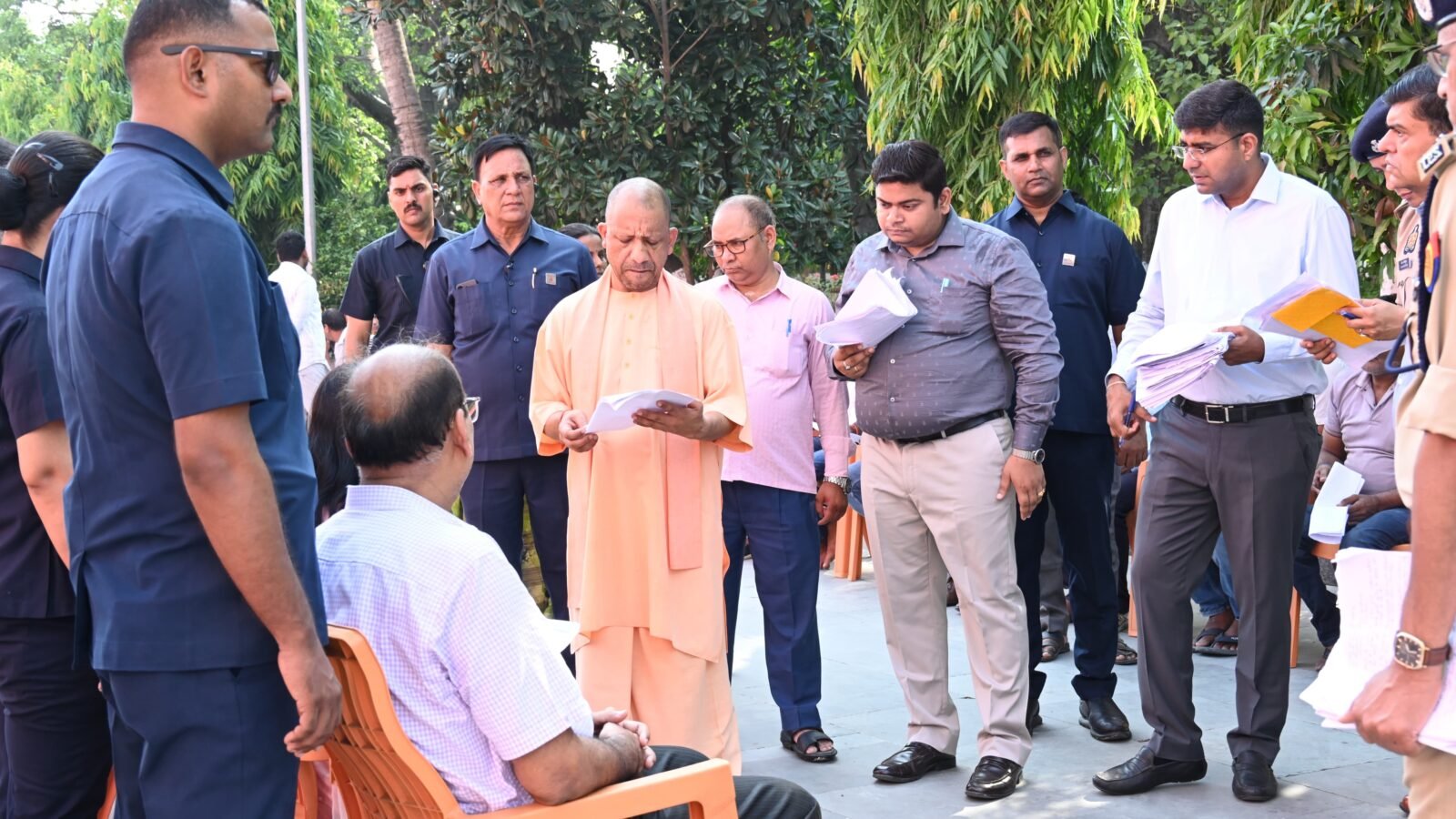 गोरखपुर के गोरखनाथ मंदिर में आयोजित जनता दर्शन कार्यक्रम में मुख्यमंत्री योगी आदित्यनाथ ने करीब 200 लोगों की समस्याएं सुनीं और अधिकारियों को त्वरित एवं निष्पक्ष निस्तारण के निर्देश दिए। उन्होंने कहा कि सरकार हर जरूरतमंद के साथ खड़ी है और किसी भी पात्र व्यक्ति को सहायता से वंचित नहीं रहने दिया जाएगा। मुख्यमंत्री ने इलाज के लिए आर्थिक मदद, आयुष्मान कार्ड निर्माण और राजस्व-पुलिस मामलों में समयसीमा के भीतर न्याय सुनिश्चित करने पर विशेष जोर दिया।