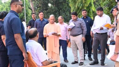 गोरखपुर के गोरखनाथ मंदिर में आयोजित जनता दर्शन कार्यक्रम में मुख्यमंत्री योगी आदित्यनाथ ने करीब 200 लोगों की समस्याएं सुनीं और अधिकारियों को त्वरित एवं निष्पक्ष निस्तारण के निर्देश दिए। उन्होंने कहा कि सरकार हर जरूरतमंद के साथ खड़ी है और किसी भी पात्र व्यक्ति को सहायता से वंचित नहीं रहने दिया जाएगा। मुख्यमंत्री ने इलाज के लिए आर्थिक मदद, आयुष्मान कार्ड निर्माण और राजस्व-पुलिस मामलों में समयसीमा के भीतर न्याय सुनिश्चित करने पर विशेष जोर दिया।