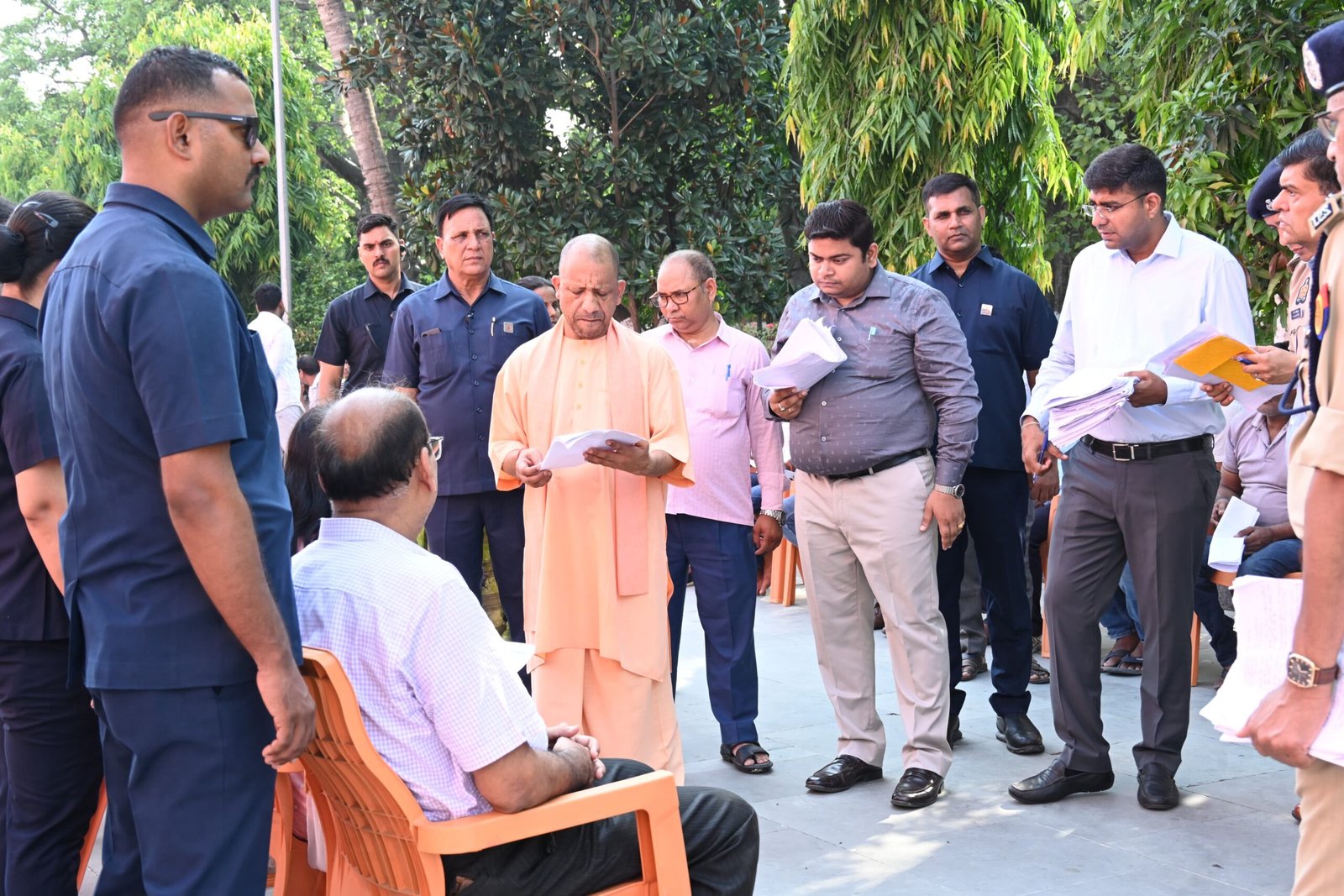 गोरखपुर के गोरखनाथ मंदिर में आयोजित जनता दर्शन कार्यक्रम में मुख्यमंत्री योगी आदित्यनाथ ने करीब 200 लोगों की समस्याएं सुनीं और अधिकारियों को त्वरित एवं निष्पक्ष निस्तारण के निर्देश दिए। उन्होंने कहा कि सरकार हर जरूरतमंद के साथ खड़ी है और किसी भी पात्र व्यक्ति को सहायता से वंचित नहीं रहने दिया जाएगा। मुख्यमंत्री ने इलाज के लिए आर्थिक मदद, आयुष्मान कार्ड निर्माण और राजस्व-पुलिस मामलों में समयसीमा के भीतर न्याय सुनिश्चित करने पर विशेष जोर दिया।