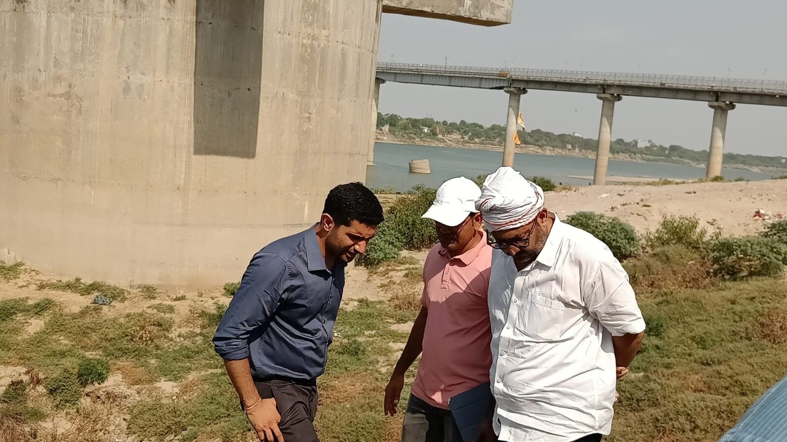 वाराणसी के भगवानपुर और आसपास के क्षेत्रों को वर्षा व बाढ़ के दौरान होने वाले जलजमाव से राहत दिलाने के लिए नगर निगम सामने घाट नाले पर फ्लड गेट (बंधी) बनाने की तैयारी कर रहा है। नगर आयुक्त हिमांशु नागपाल ने प्रस्ताव तैयार करने के निर्देश दिए हैं। शहर के विभिन्न मार्गों के निरीक्षण के दौरान उन्होंने खराब कार्य गुणवत्ता, अवैध रोड कटिंग, लटके तारों और अधूरे जल कनेक्शनों पर नाराजगी जताते हुए संबंधित एजेंसियों को अंतिम चेतावनी जारी की।
