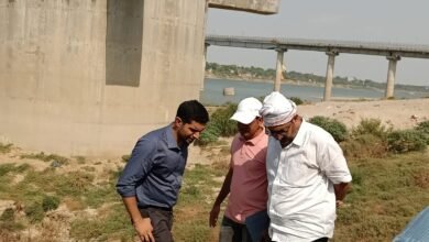 वाराणसी के भगवानपुर और आसपास के क्षेत्रों को वर्षा व बाढ़ के दौरान होने वाले जलजमाव से राहत दिलाने के लिए नगर निगम सामने घाट नाले पर फ्लड गेट (बंधी) बनाने की तैयारी कर रहा है। नगर आयुक्त हिमांशु नागपाल ने प्रस्ताव तैयार करने के निर्देश दिए हैं। शहर के विभिन्न मार्गों के निरीक्षण के दौरान उन्होंने खराब कार्य गुणवत्ता, अवैध रोड कटिंग, लटके तारों और अधूरे जल कनेक्शनों पर नाराजगी जताते हुए संबंधित एजेंसियों को अंतिम चेतावनी जारी की।
