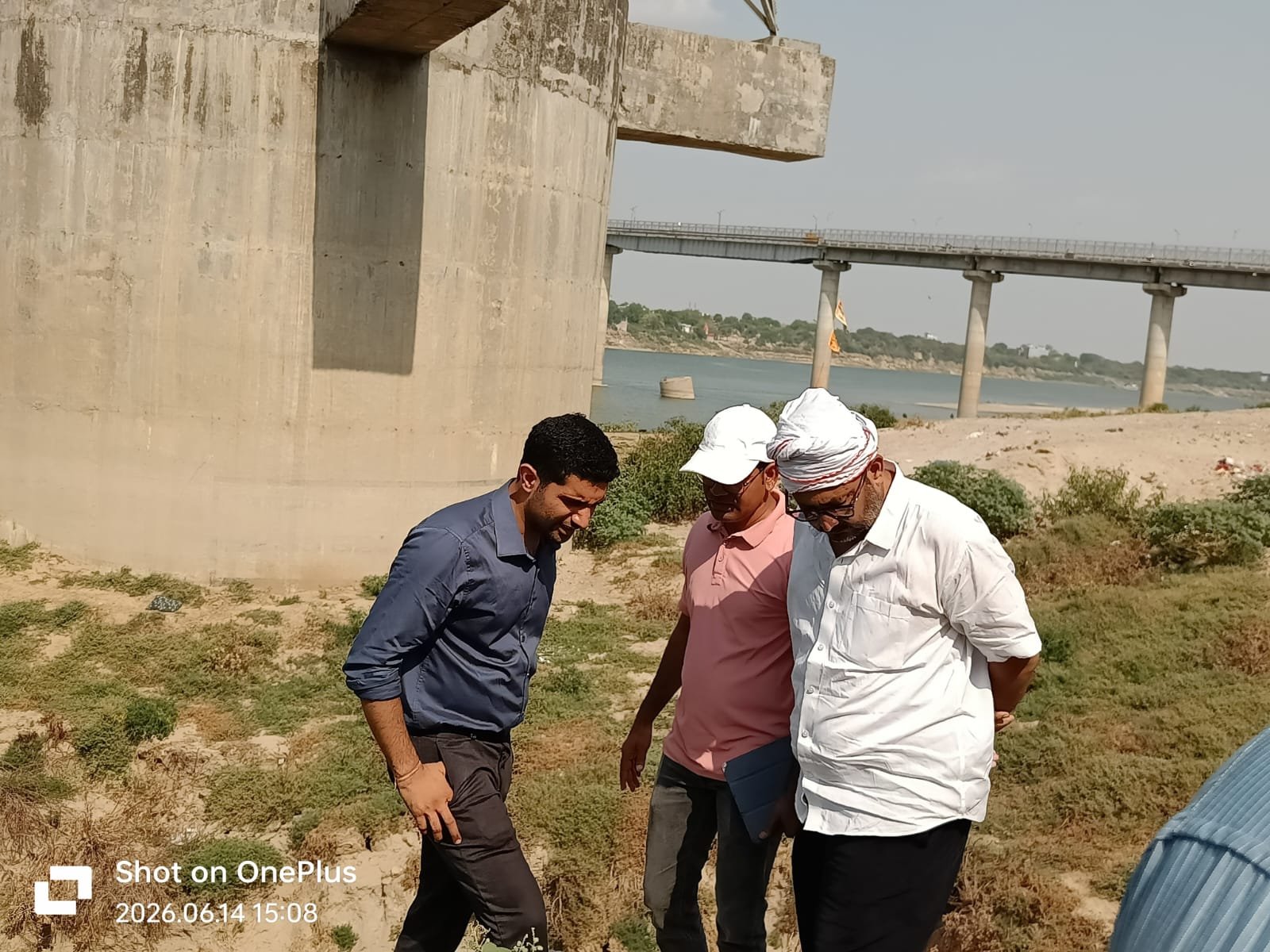 वाराणसी के भगवानपुर और आसपास के क्षेत्रों को वर्षा व बाढ़ के दौरान होने वाले जलजमाव से राहत दिलाने के लिए नगर निगम सामने घाट नाले पर फ्लड गेट (बंधी) बनाने की तैयारी कर रहा है। नगर आयुक्त हिमांशु नागपाल ने प्रस्ताव तैयार करने के निर्देश दिए हैं। शहर के विभिन्न मार्गों के निरीक्षण के दौरान उन्होंने खराब कार्य गुणवत्ता, अवैध रोड कटिंग, लटके तारों और अधूरे जल कनेक्शनों पर नाराजगी जताते हुए संबंधित एजेंसियों को अंतिम चेतावनी जारी की।