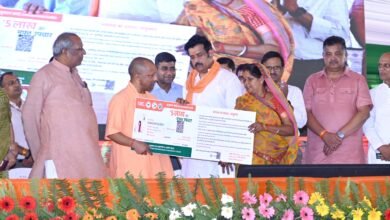 गोरखपुर में 926 करोड़ रुपये की विकास परियोजनाओं के लोकार्पण एवं शिलान्यास कार्यक्रम के दौरान मुख्यमंत्री योगी आदित्यनाथ ने सुपोषण मिशन के द्वितीय चरण का शुभारंभ किया। उन्होंने बच्चों, गर्भवती महिलाओं और धात्री माताओं को पोषण किट वितरित की तथा विभिन्न योजनाओं के लाभार्थियों को आवास की चाबी, आयुष्मान कार्ड और आर्थिक सहायता प्रदान की। इस अवसर पर मुख्यमंत्री ने एस्ट्रो टर्फ हॉकी मैदान के पवेलियन का लोकार्पण कर खिलाड़ियों का उत्साहवर्धन भी किया।