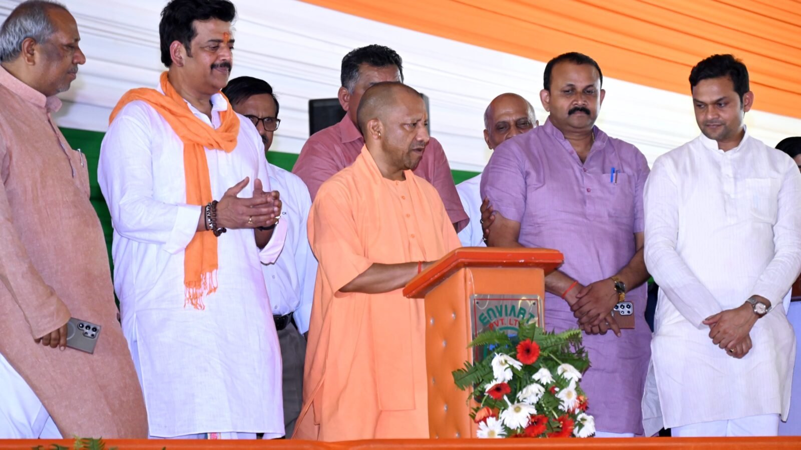 गोरखपुर में 926 करोड़ रुपये की 226 विकास परियोजनाओं के लोकार्पण और शिलान्यास के दौरान मुख्यमंत्री योगी आदित्यनाथ ने कहा कि पिछले नौ वर्षों में शहर ने बीमारी, अपराध, जलभराव और बदहाल व्यवस्था से निकलकर विकास का नया अध्याय लिखा है। उन्होंने स्वास्थ्य, शिक्षा, पर्यटन, खेल और बुनियादी ढांचे में हुए बदलावों को गिनाते हुए गोरखपुर को देश के लिए आदर्श शहरी विकास मॉडल बताया। साथ ही सुपोषण मिशन के दूसरे चरण का भी शुभारंभ किया।